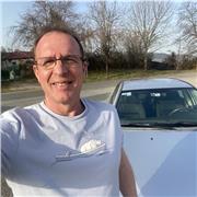 Profesor de inglés imparte clases a alumnos de todas las edades